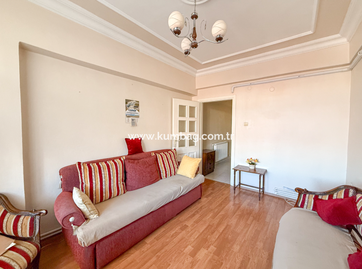 Muratlı Caddesinde Asansörlü Geniş Ve İskanlı Satılık 2+1 Daire