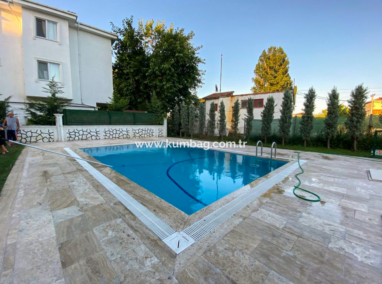 Kumbağ'da Havuzlu Butik Sitede Bahçeli Full Eşyalı Satılık 2+1 Daire