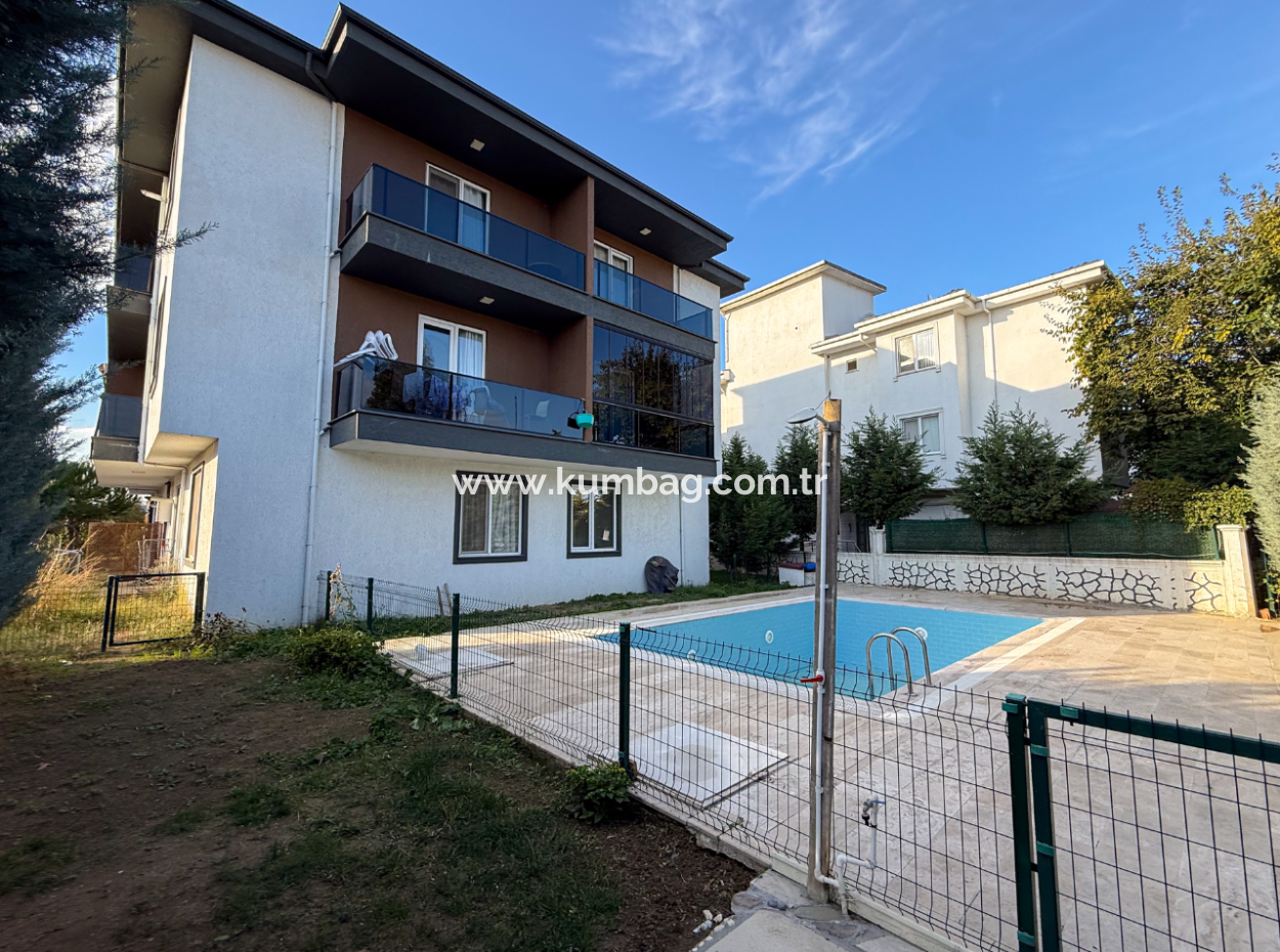 Kumbağ'da Havuzlu Butik Sitede Bahçeli Full Eşyalı Satılık 2+1 Daire