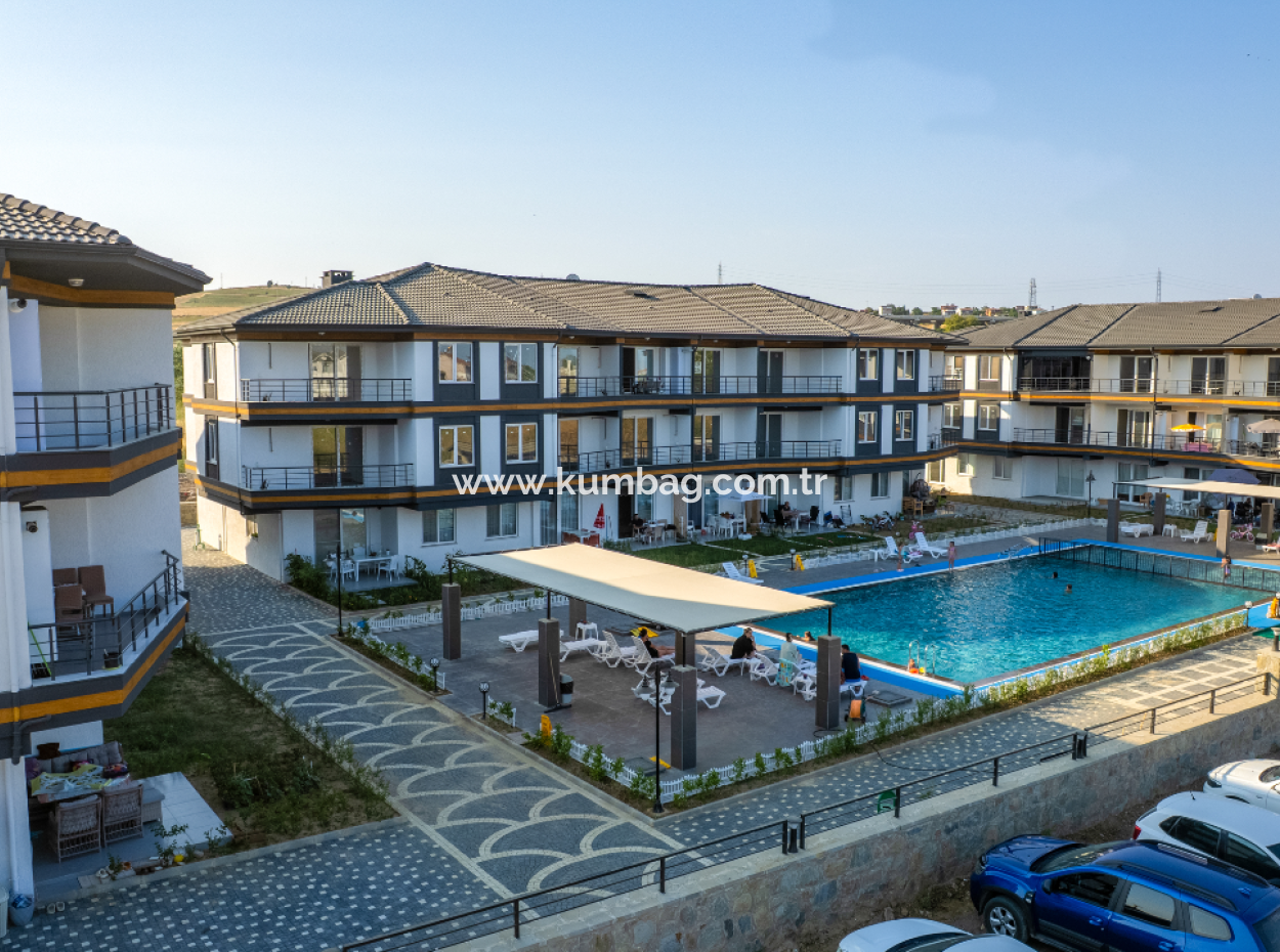 Kumbağ Havuzlu Sitede Denize Yakın Kiralık Lüks 1+1 Daire