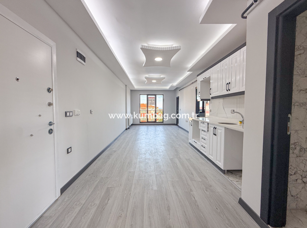 Kumbağ'da Cadde Üzerinde Geniş Oturuma Hazır Kiralık Sıfır 2+1