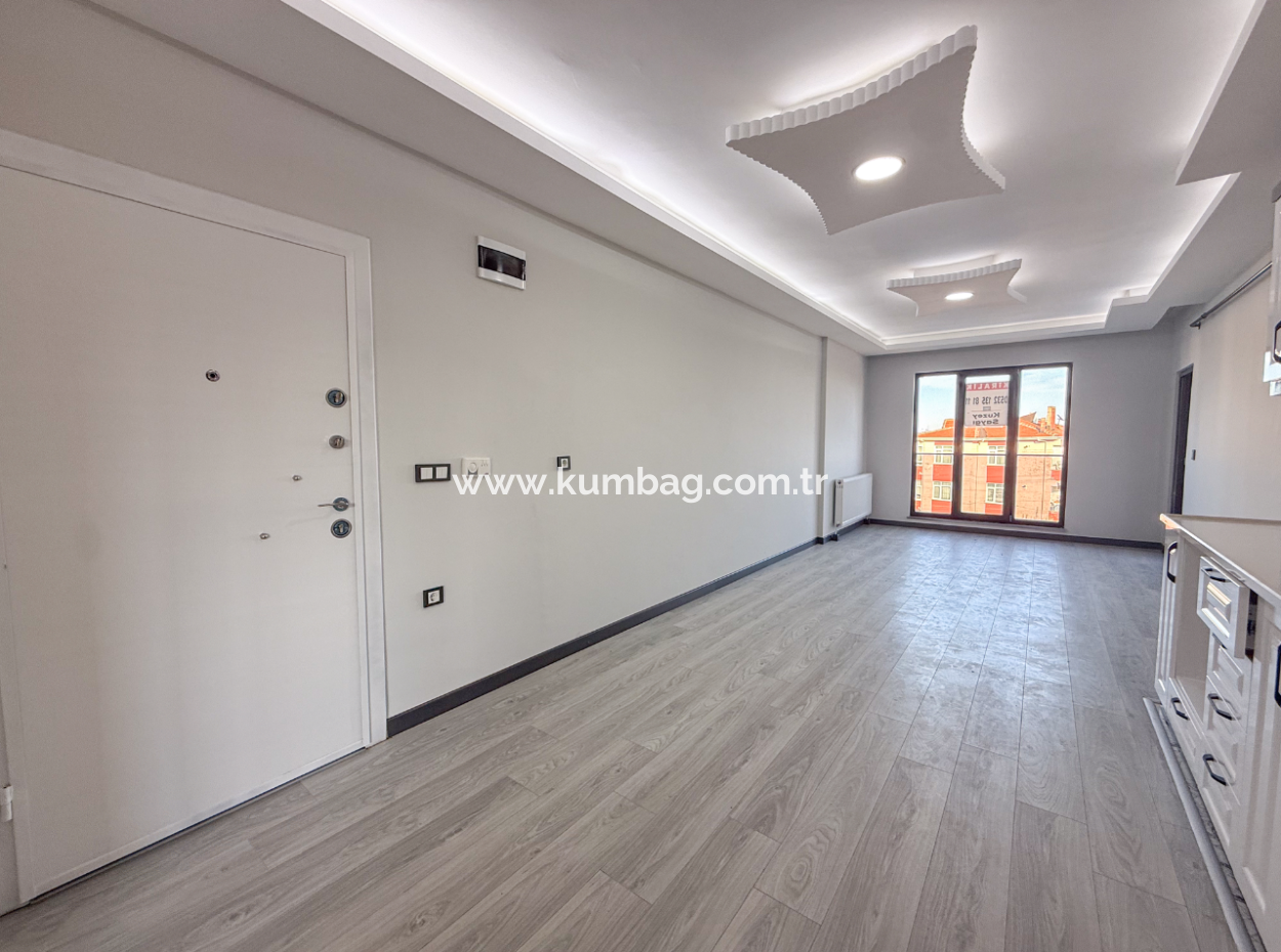 Kumbağ'da Cadde Üzerinde Geniş Oturuma Hazır Kiralık Sıfır 2+1