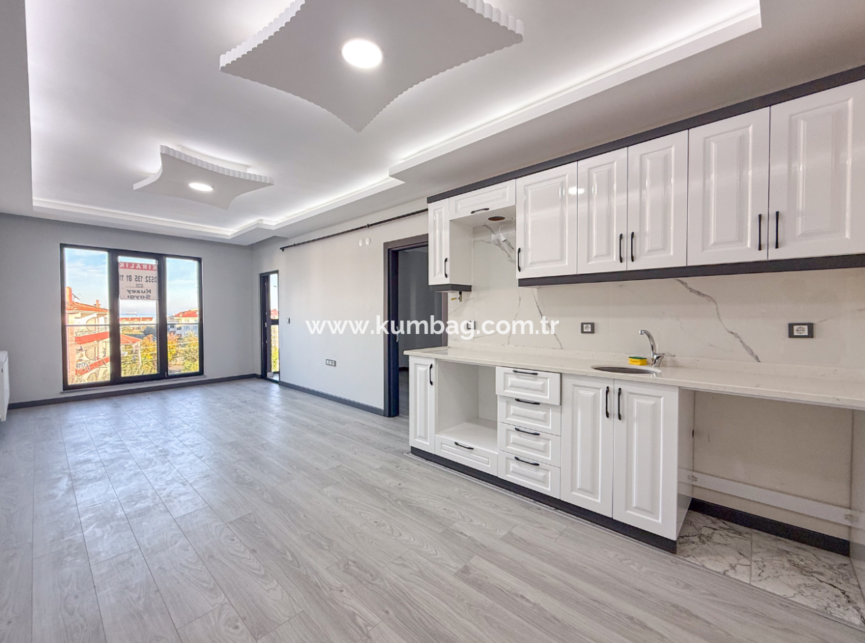 Kumbağ'da Cadde Üzerinde Geniş Oturuma Hazır Kiralık Sıfır 2+1