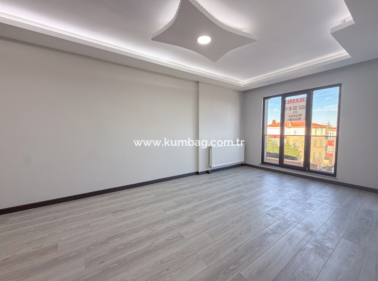 Kumbağ'da Cadde Üzerinde Geniş Oturuma Hazır Kiralık Sıfır 2+1