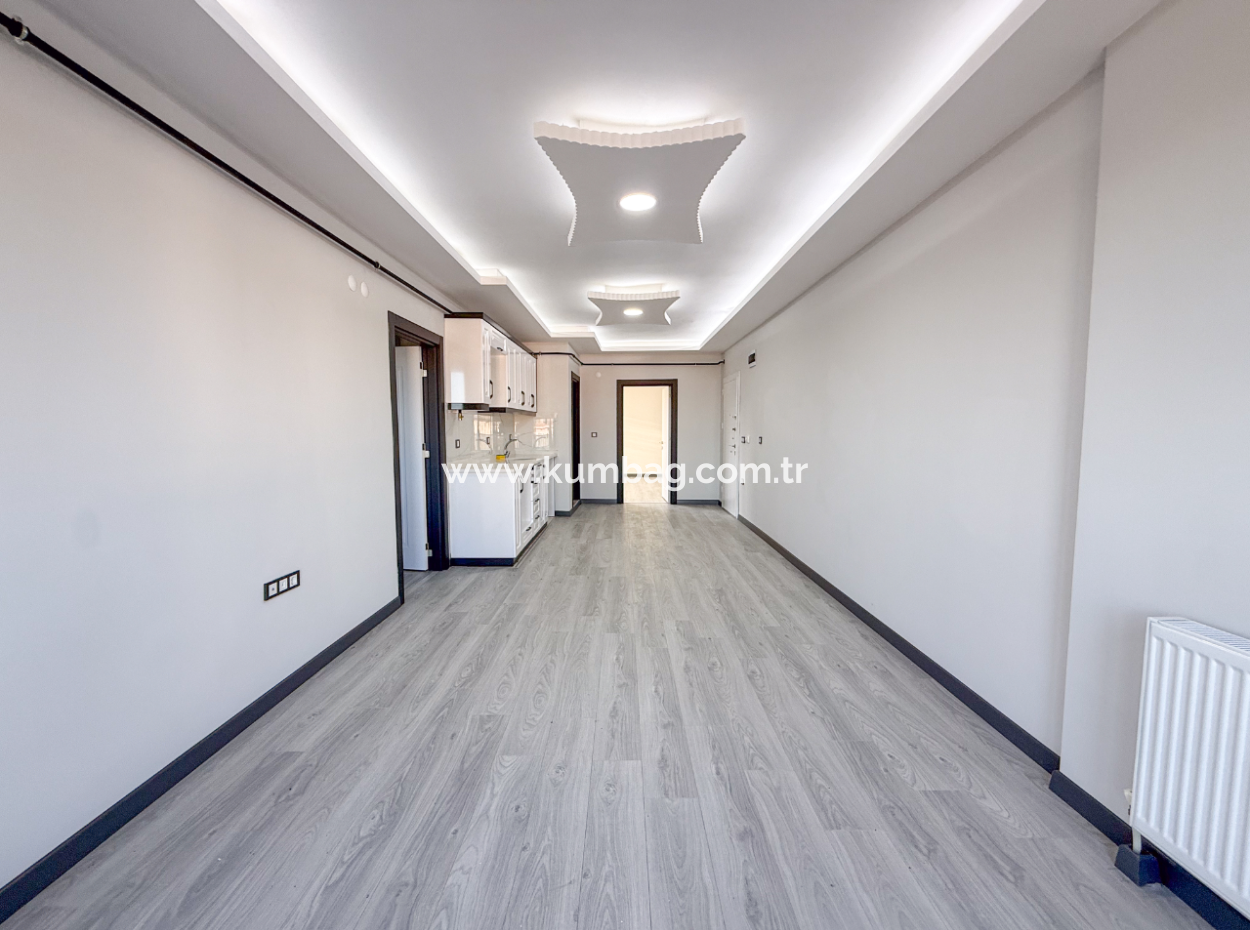 Kumbağ'da Cadde Üzerinde Geniş Oturuma Hazır Kiralık Sıfır 2+1