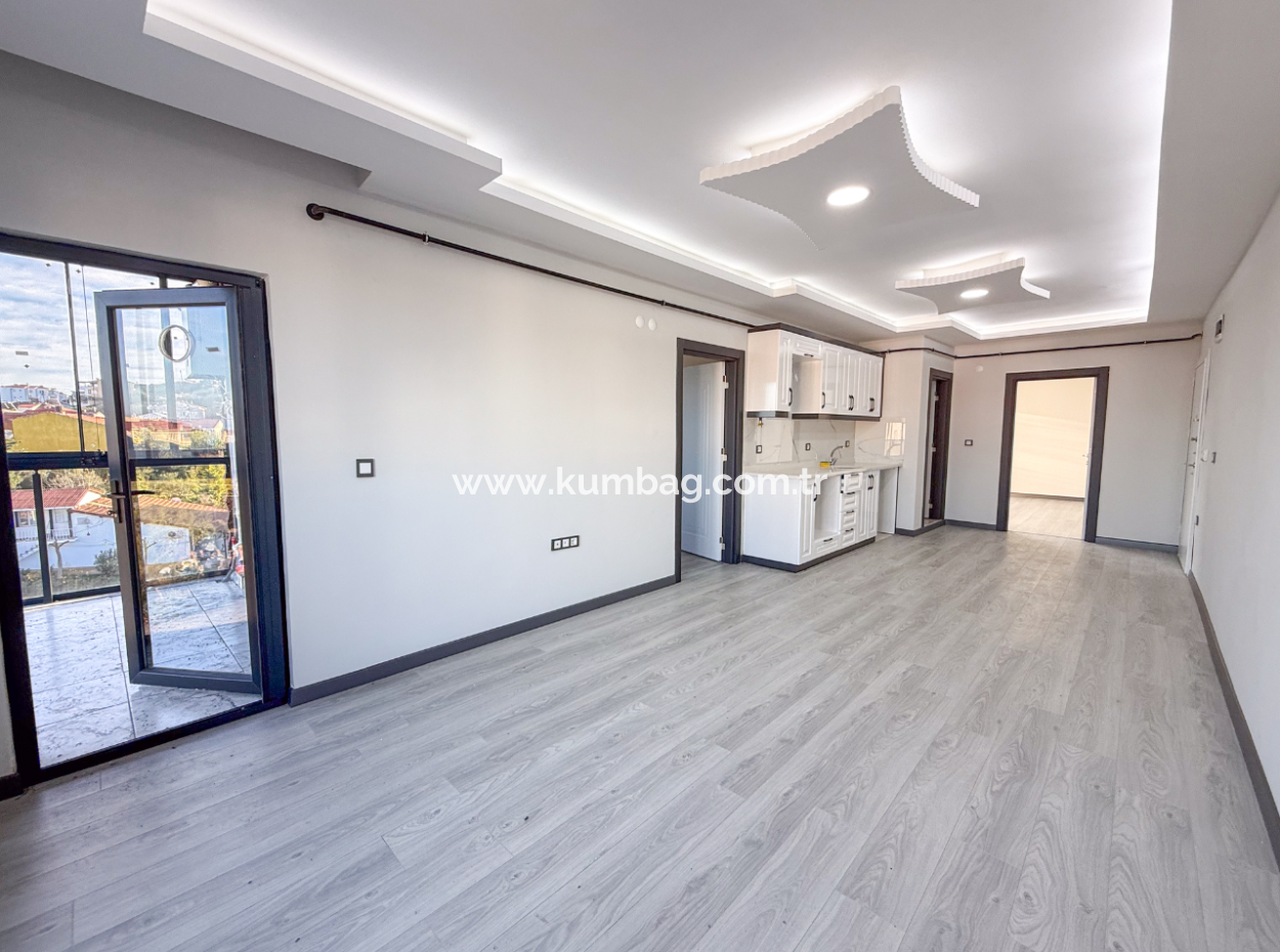 Kumbağ'da Cadde Üzerinde Geniş Oturuma Hazır Kiralık Sıfır 2+1