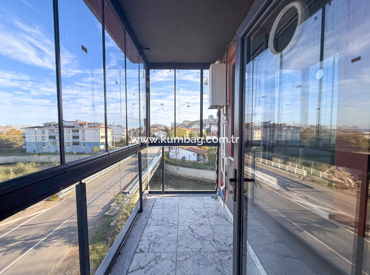 Kumbağ'da Cadde Üzerinde Geniş Oturuma Hazır Kiralık Sıfır 2+1