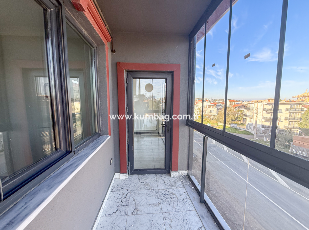 Kumbağ'da Cadde Üzerinde Geniş Oturuma Hazır Kiralık Sıfır 2+1