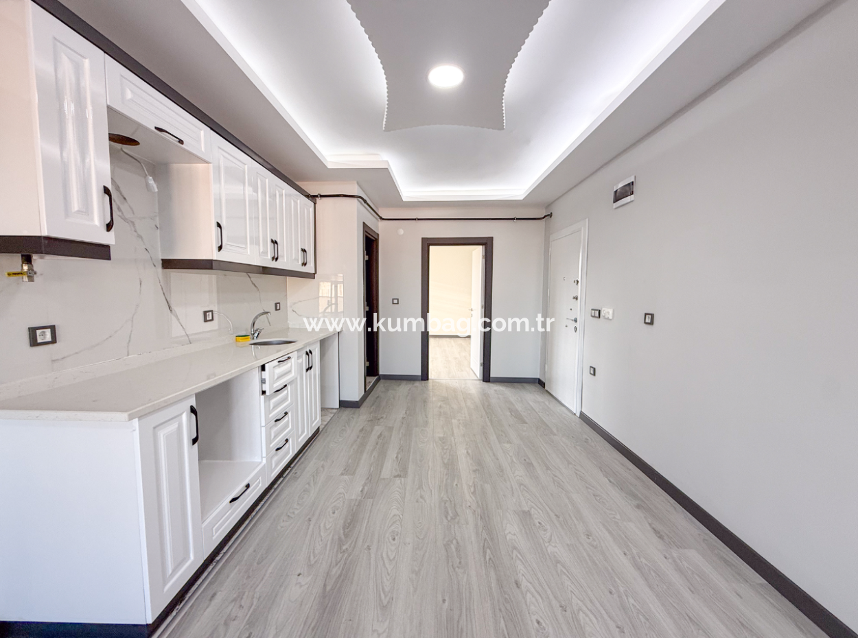 Kumbağ'da Cadde Üzerinde Geniş Oturuma Hazır Kiralık Sıfır 2+1