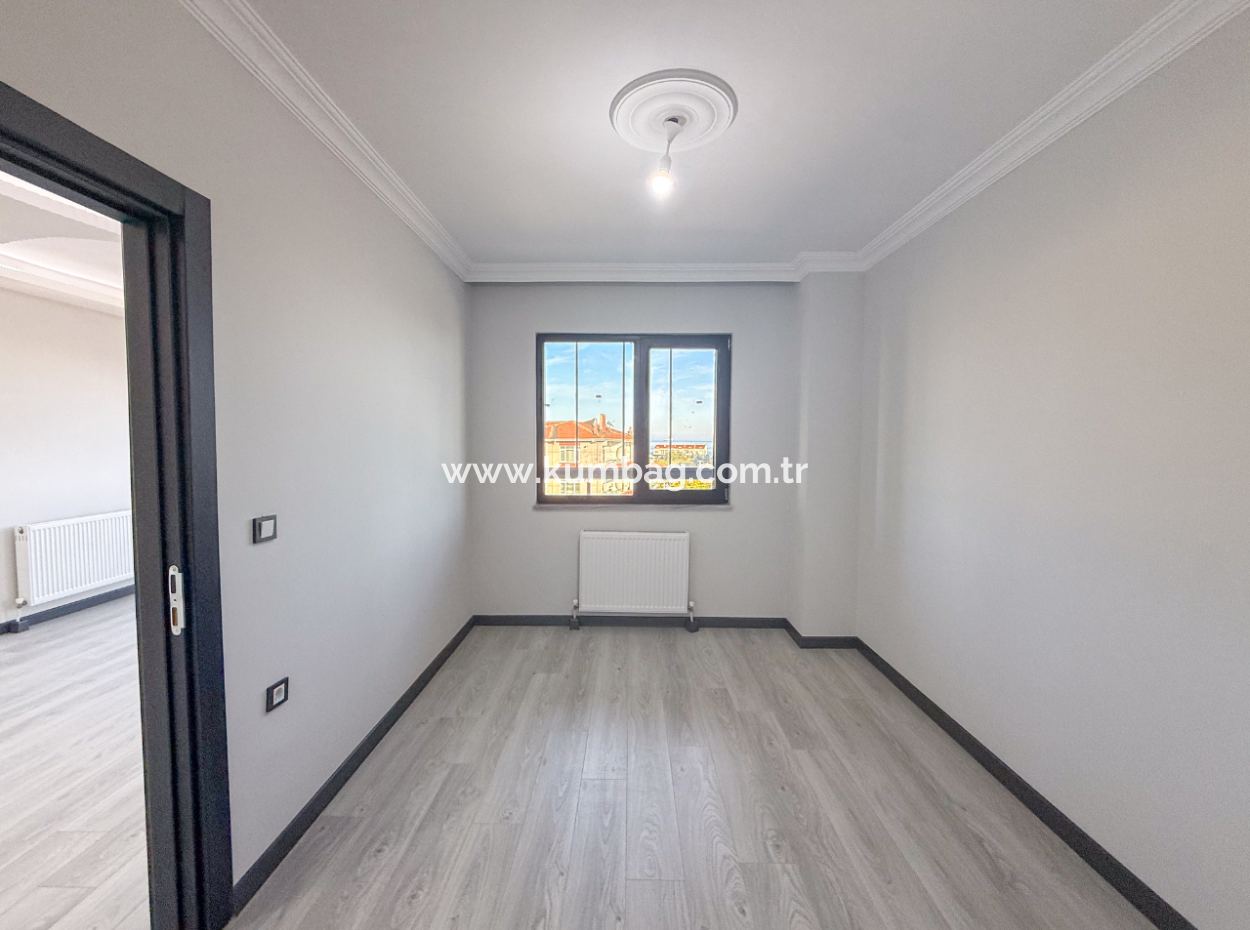 Kumbağ'da Cadde Üzerinde Geniş Oturuma Hazır Kiralık Sıfır 2+1