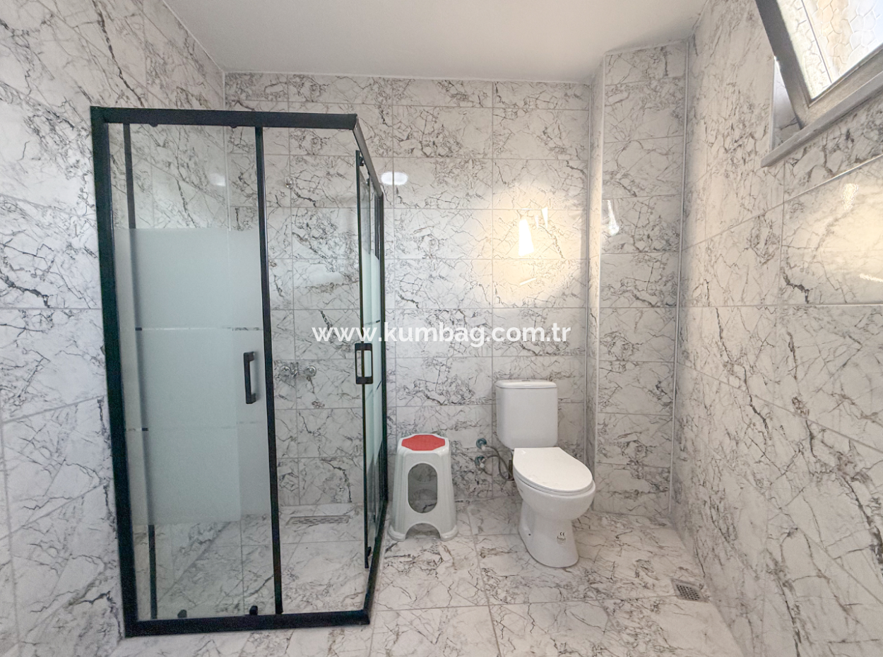 Kumbağ'da Cadde Üzerinde Geniş Oturuma Hazır Kiralık Sıfır 2+1