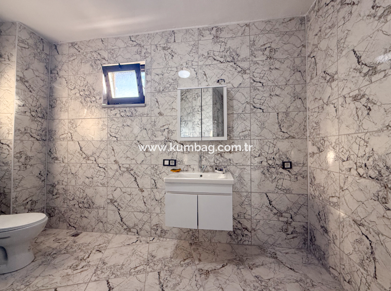 Kumbağ'da Cadde Üzerinde Geniş Oturuma Hazır Kiralık Sıfır 2+1