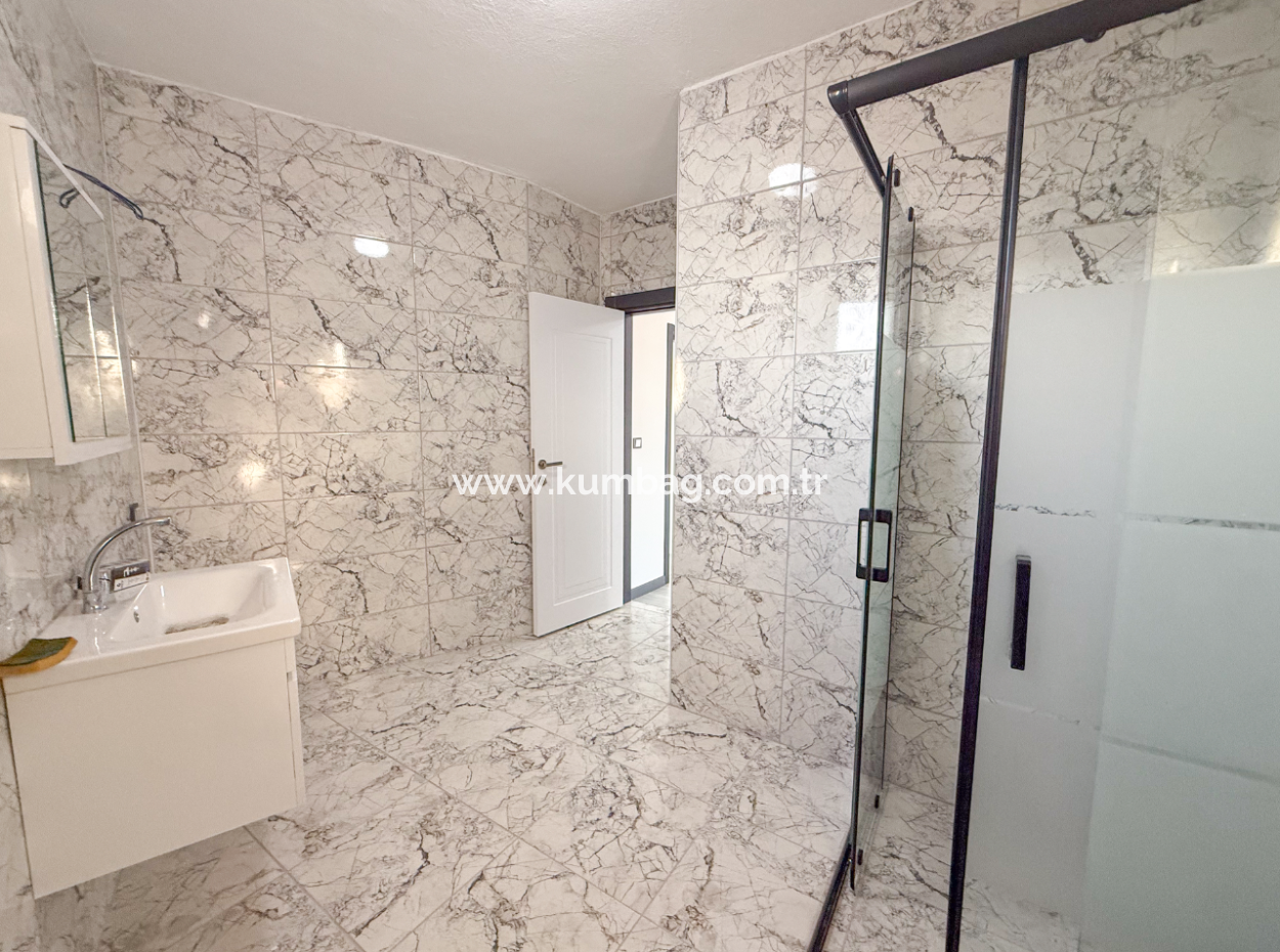 Kumbağ'da Cadde Üzerinde Geniş Oturuma Hazır Kiralık Sıfır 2+1