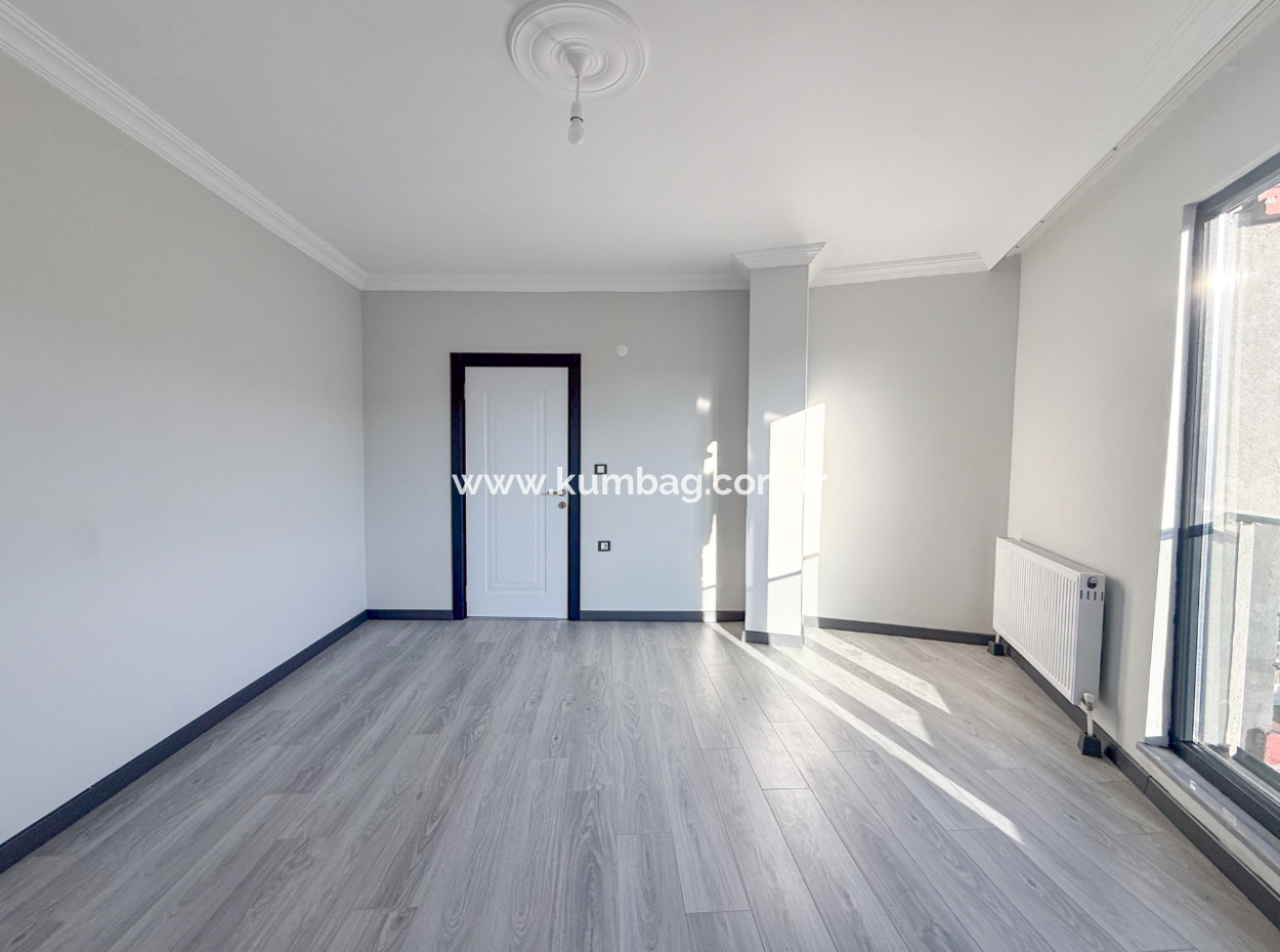 Kumbağ'da Cadde Üzerinde Geniş Oturuma Hazır Kiralık Sıfır 2+1