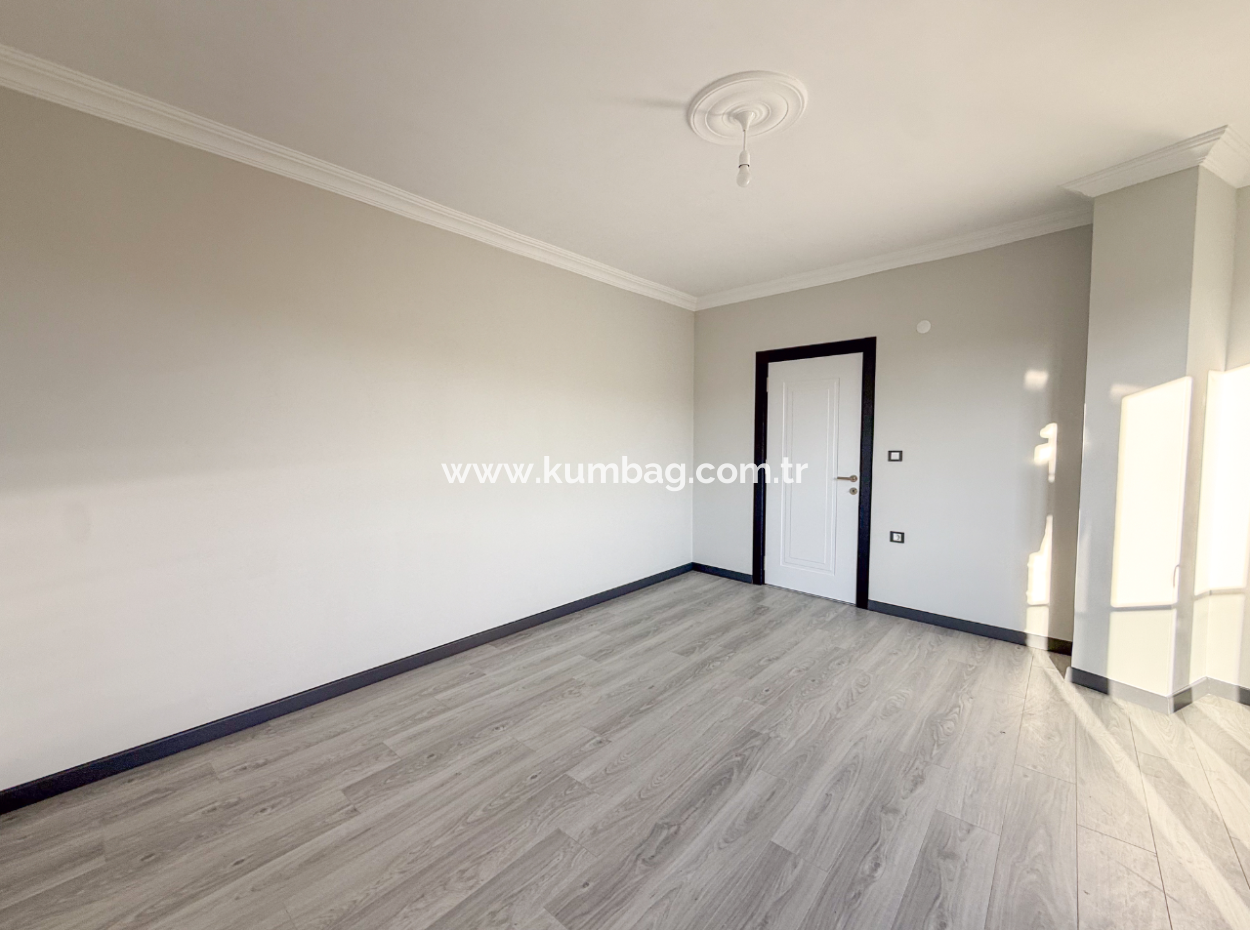 Kumbağ'da Cadde Üzerinde Geniş Oturuma Hazır Kiralık Sıfır 2+1