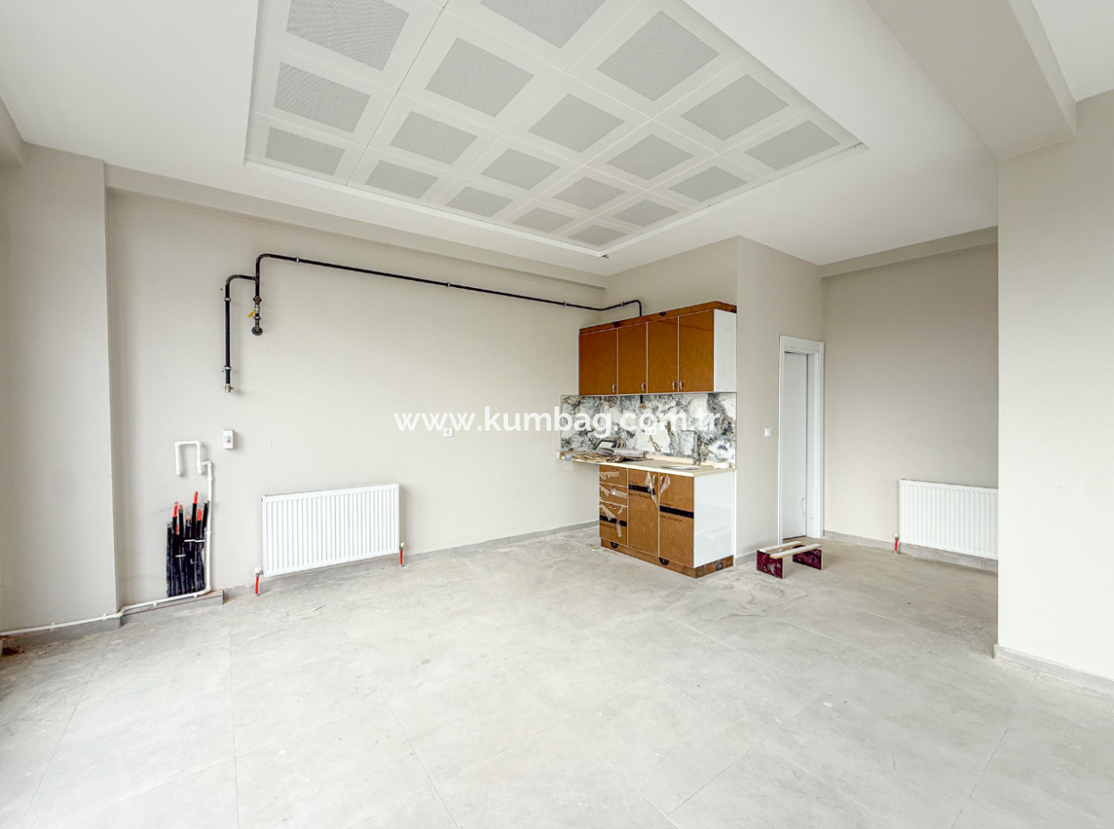 Kumbağ İşlek Ana Cadde Üzerinde Geniş Ve Depolu Kiralık Dükkan