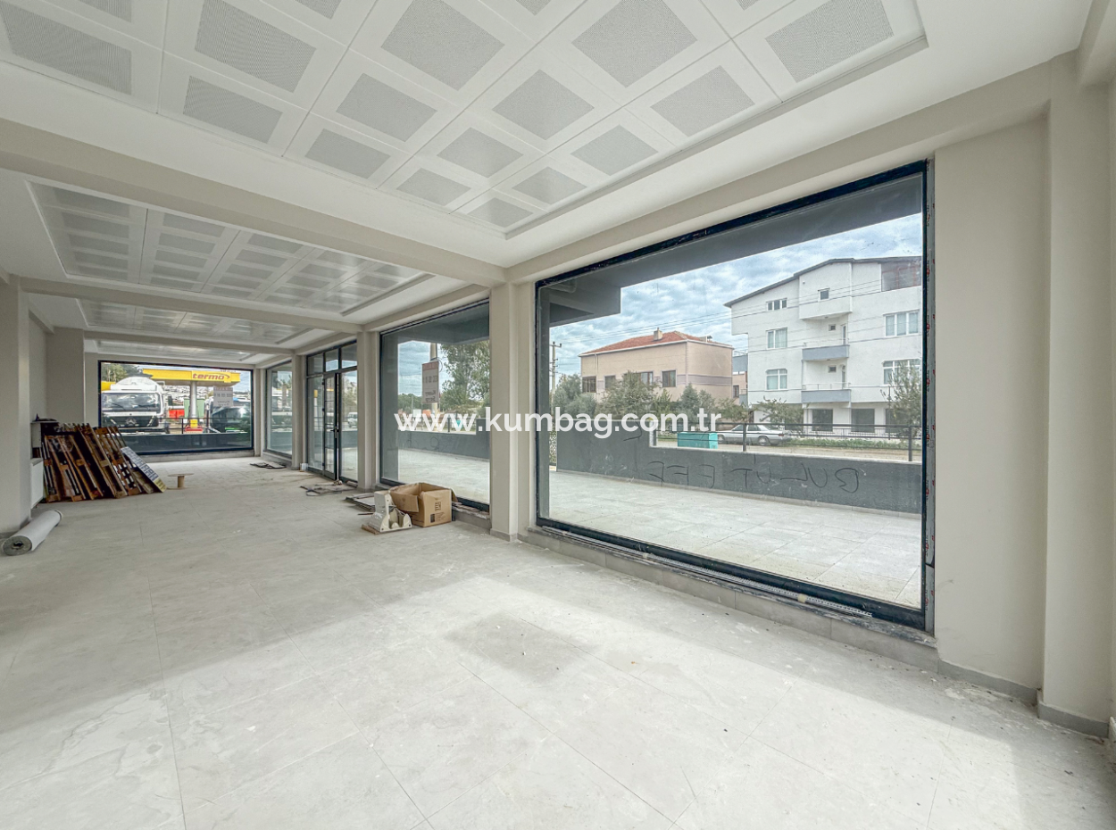 Kumbağ İşlek Ana Cadde Üzerinde Geniş Ve Depolu Kiralık Dükkan