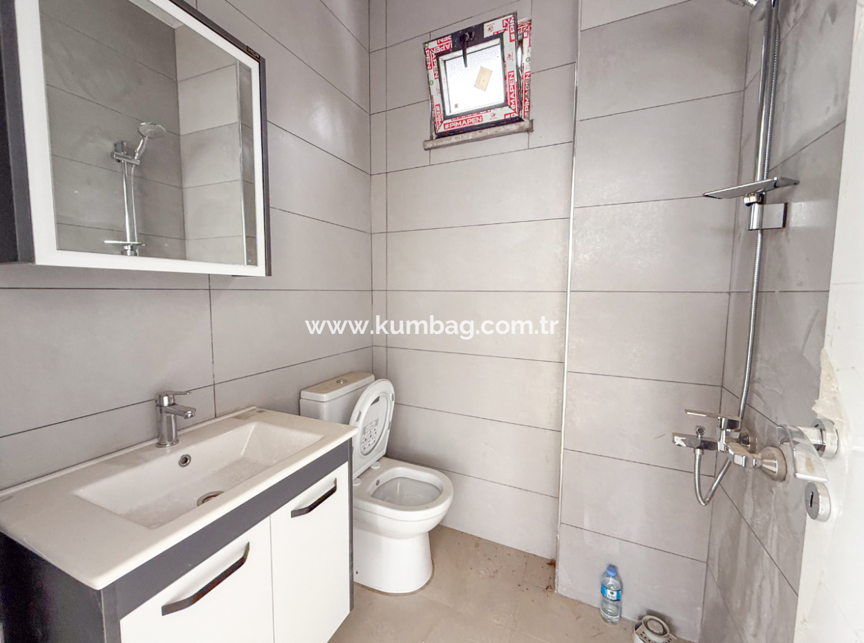 Kumbağ İşlek Ana Cadde Üzerinde Geniş Ve Depolu Kiralık Dükkan