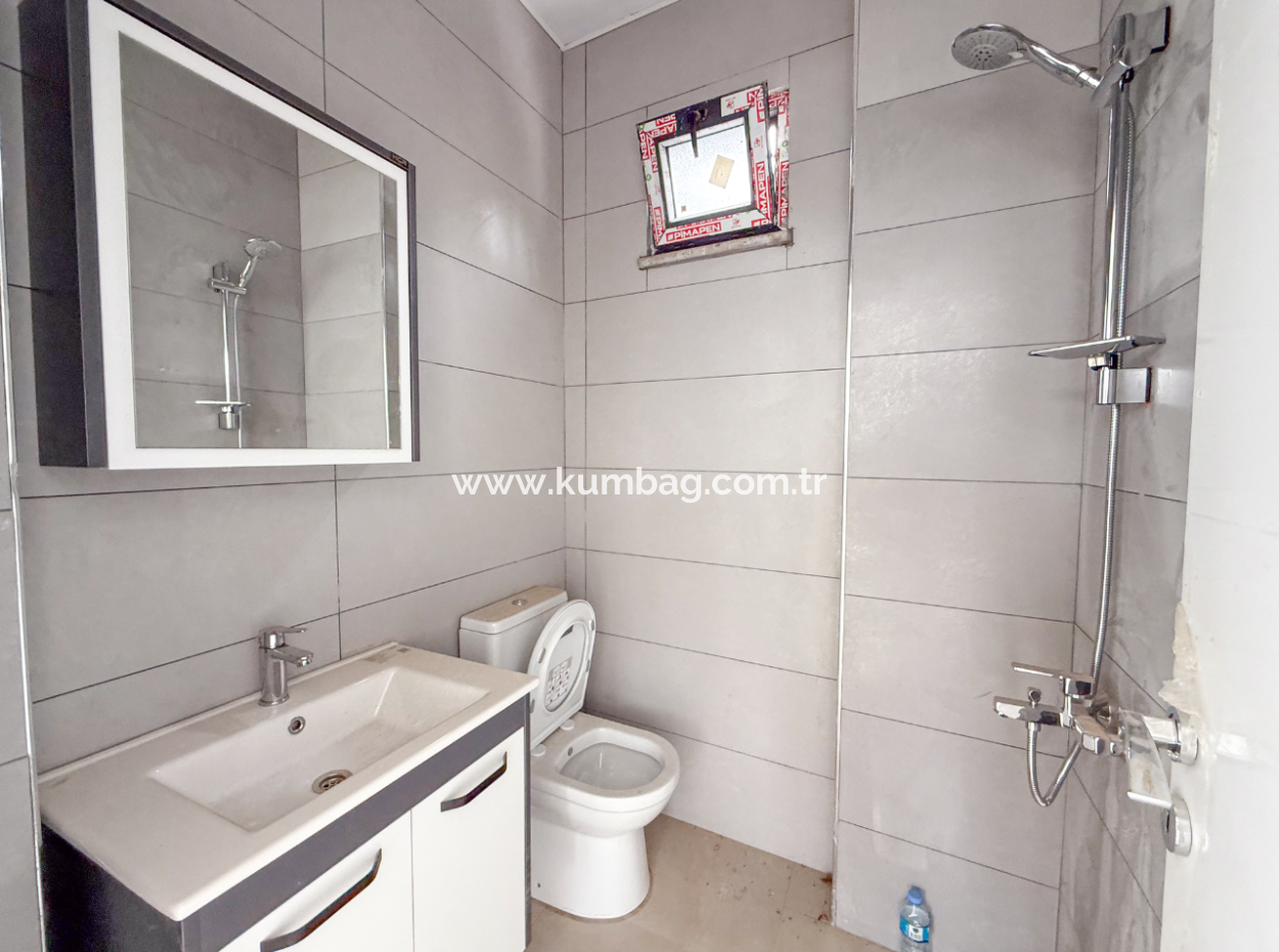 Kumbağ İşlek Ana Cadde Üzerinde Geniş Ve Depolu Kiralık Dükkan