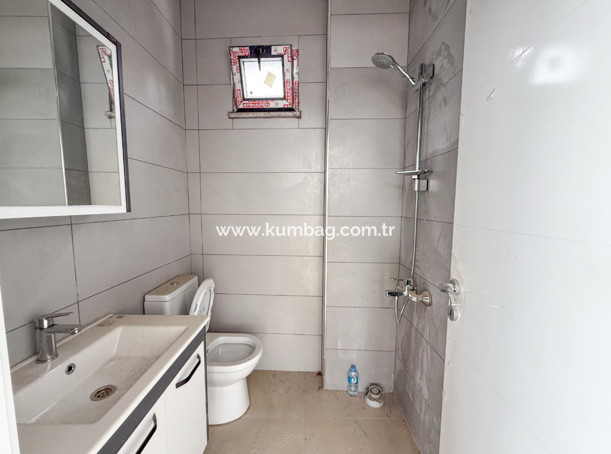 Kumbağ İşlek Ana Cadde Üzerinde Geniş Ve Depolu Kiralık Dükkan