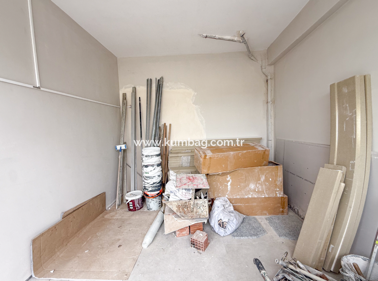 Kumbağ İşlek Ana Cadde Üzerinde Geniş Ve Depolu Kiralık Dükkan