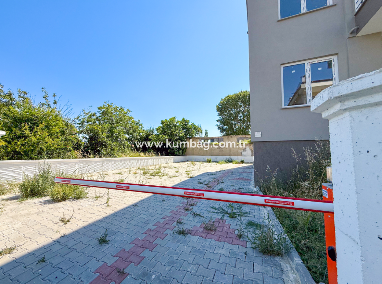 Kumbağ'da İskanlı Ebeveyn Banyolu Geniş Sıfır 2+1 Satılık Daire