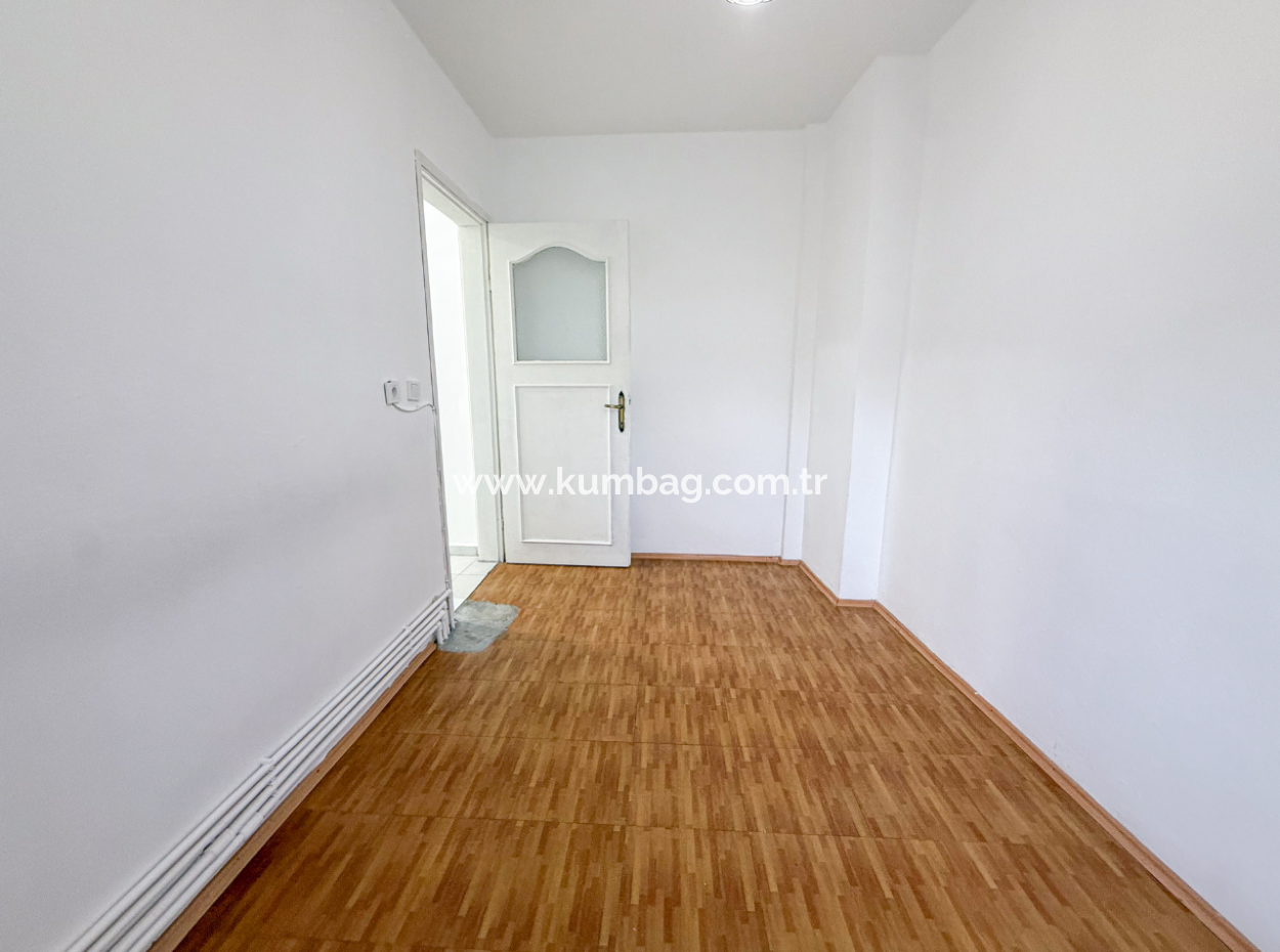 Kumbağ Kordonda Denize Sıfır Binada Çift Balkonlu 1+1 Kiralık