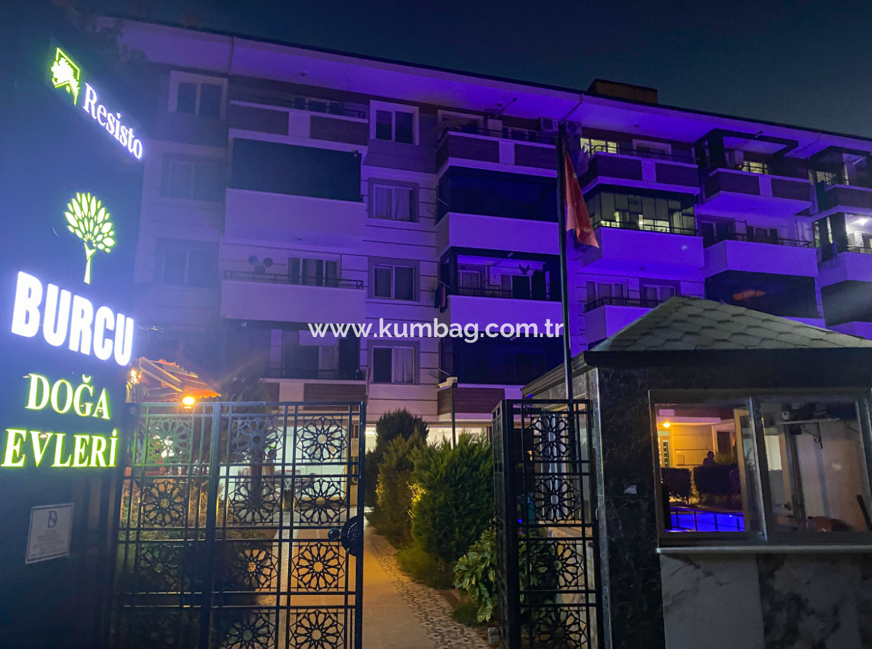 Kumbağ'da Merkezi Konumda Havuzlu Sitede İskanlı Satılık 1+1 Daire