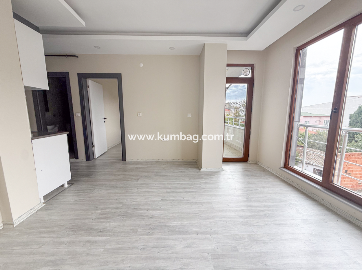 Kumbağ Pazar Sokağı Yeni Ve Asansörlü Binada Kiralık 1+1 Daire