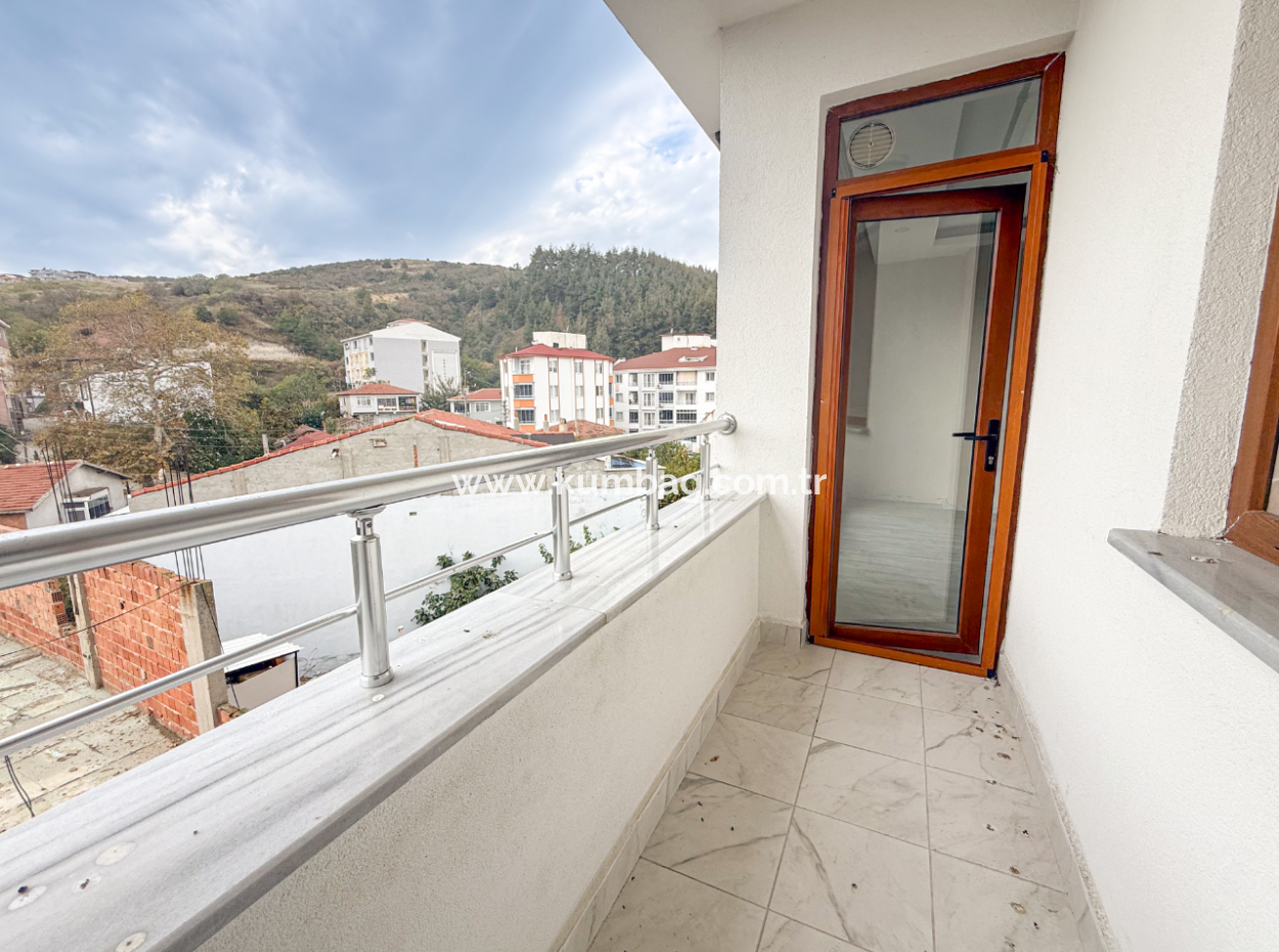 Kumbağ Pazar Sokağı Yeni Ve Asansörlü Binada Kiralık 1+1 Daire