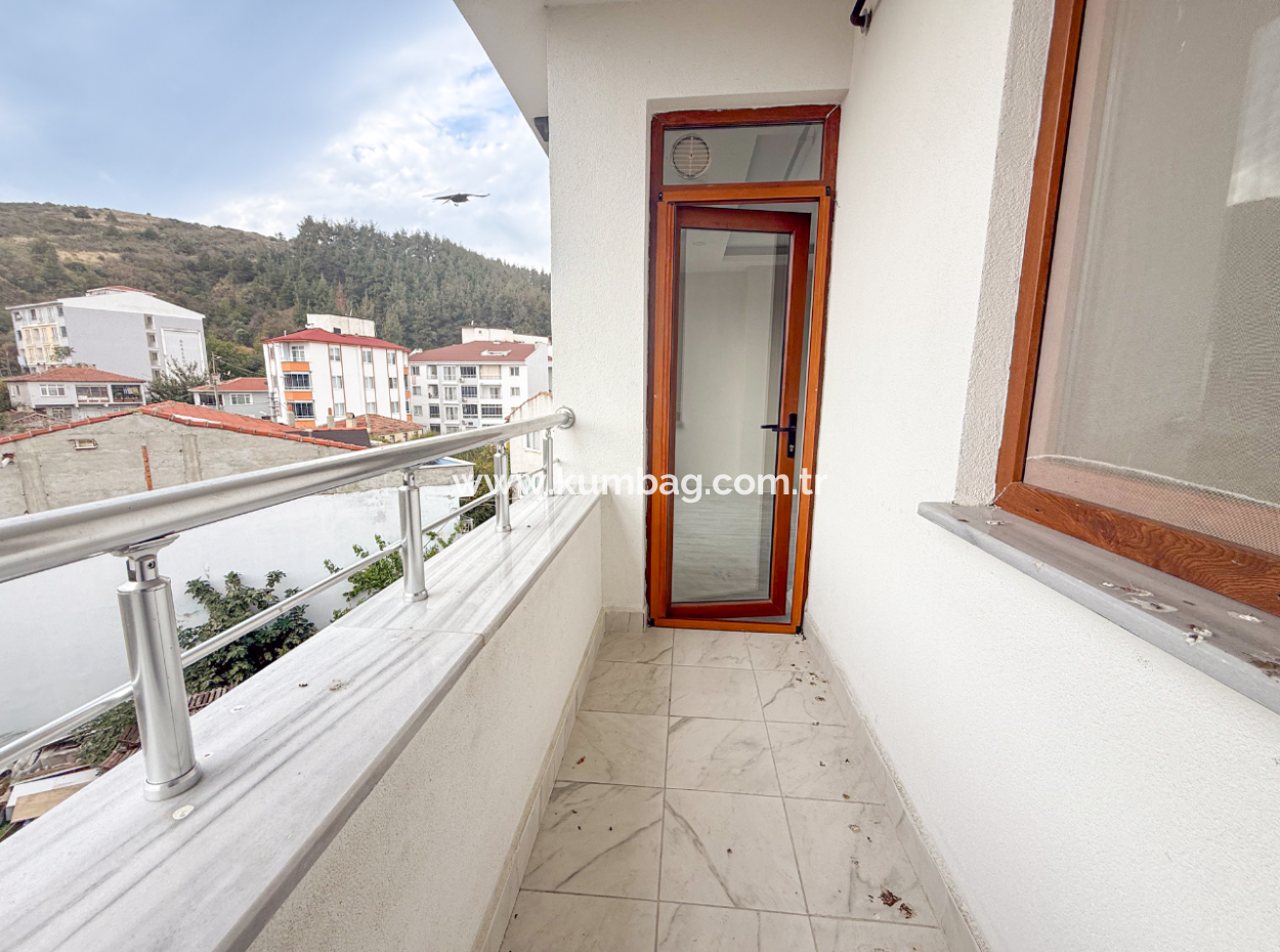 Kumbağ Pazar Sokağı Yeni Ve Asansörlü Binada Kiralık 1+1 Daire