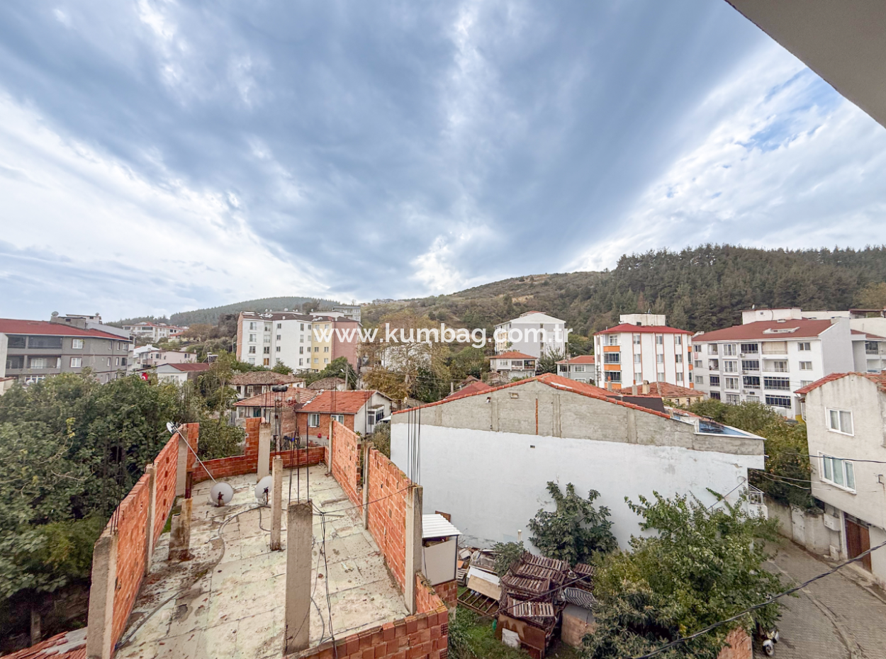 Kumbağ Pazar Sokağı Yeni Ve Asansörlü Binada Kiralık 1+1 Daire