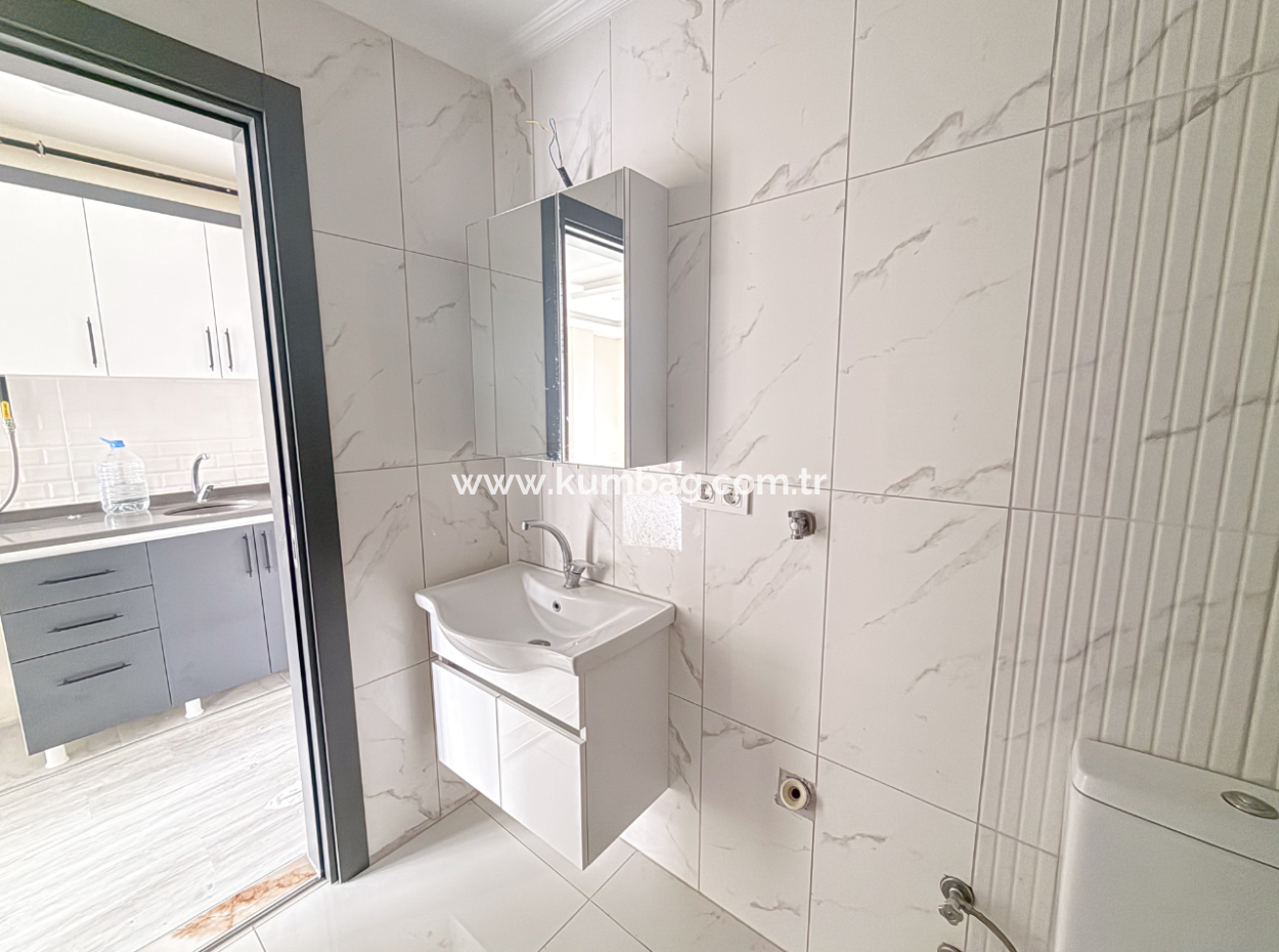Kumbağ Pazar Sokağı Yeni Ve Asansörlü Binada Kiralık 1+1 Daire