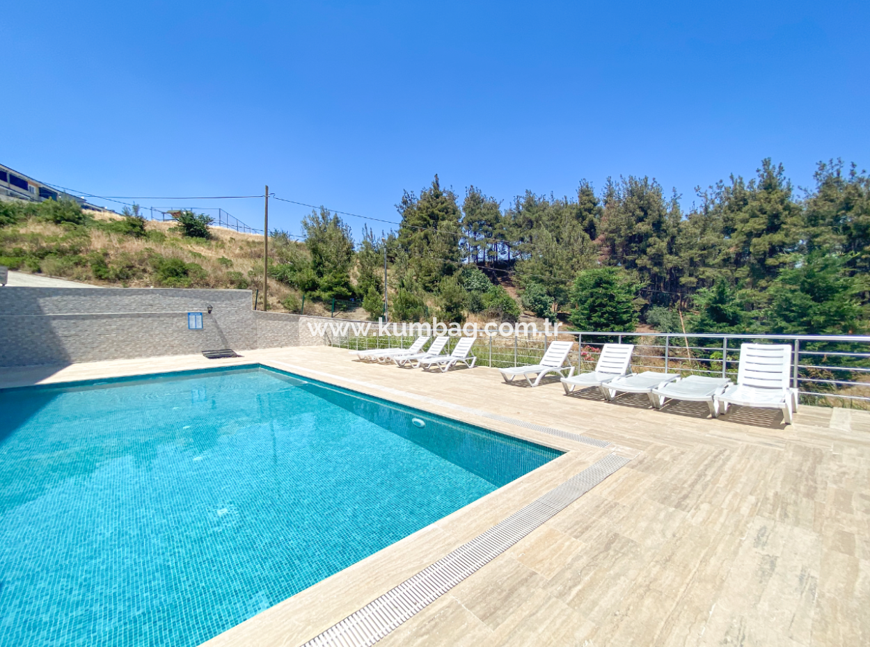 Kumbağ'da Deniz Manzaralı Havuzlu Full Eşyalı 2+1 Satılık Daire