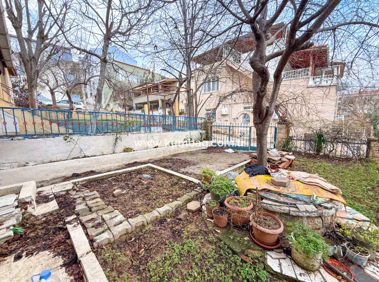Kumbağ Merkezde Geniş Bahçeli Satılık 7+1 Tripleks Villa