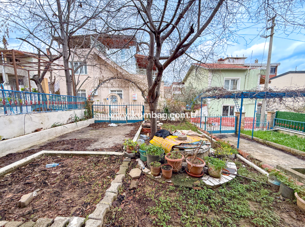 Kumbağ Merkezde Geniş Bahçeli Satılık 7+1 Tripleks Villa
