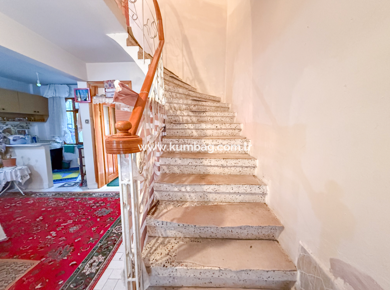 Kumbağ Merkezde Geniş Bahçeli Satılık 7+1 Tripleks Villa