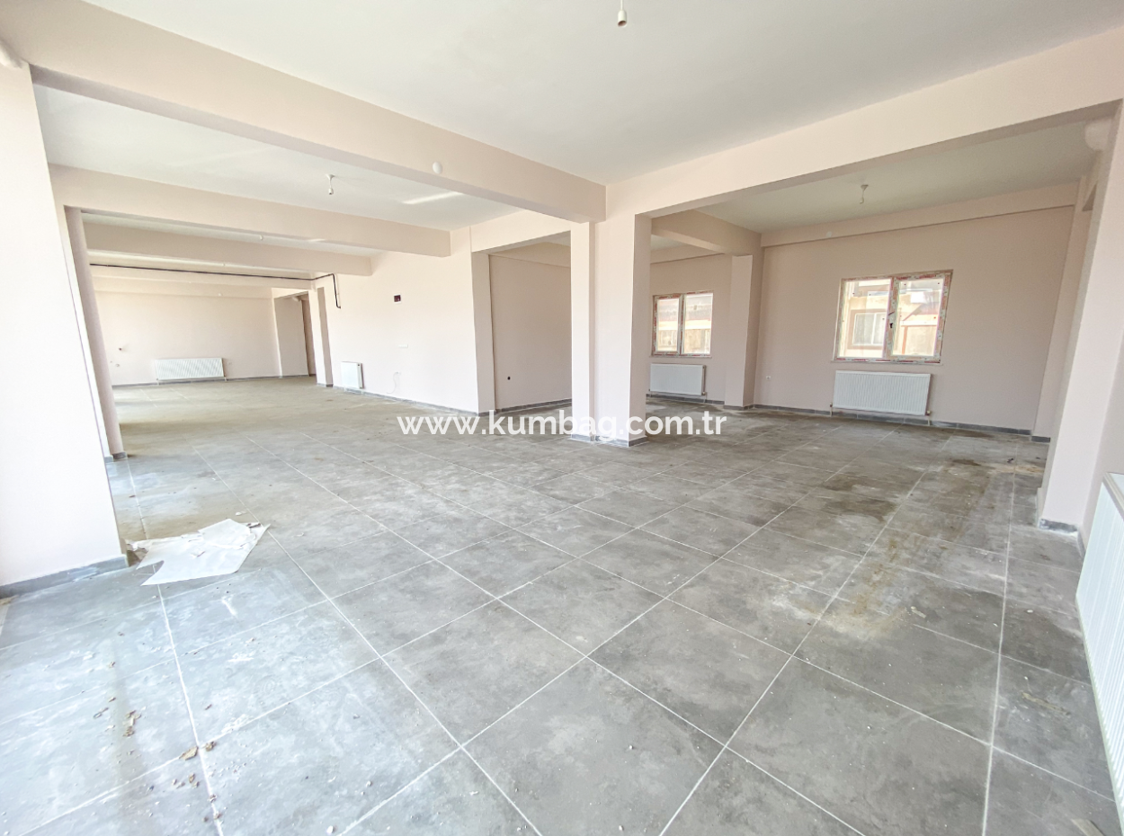 Kumbağ İşlek Ana Cadde Üzerinde 135 M2 Geniş Kiralık Dükkan