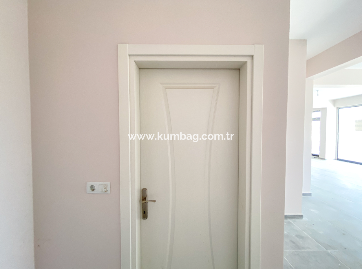 Kumbağ İşlek Ana Cadde Üzerinde 135 M2 Geniş Kiralık Dükkan