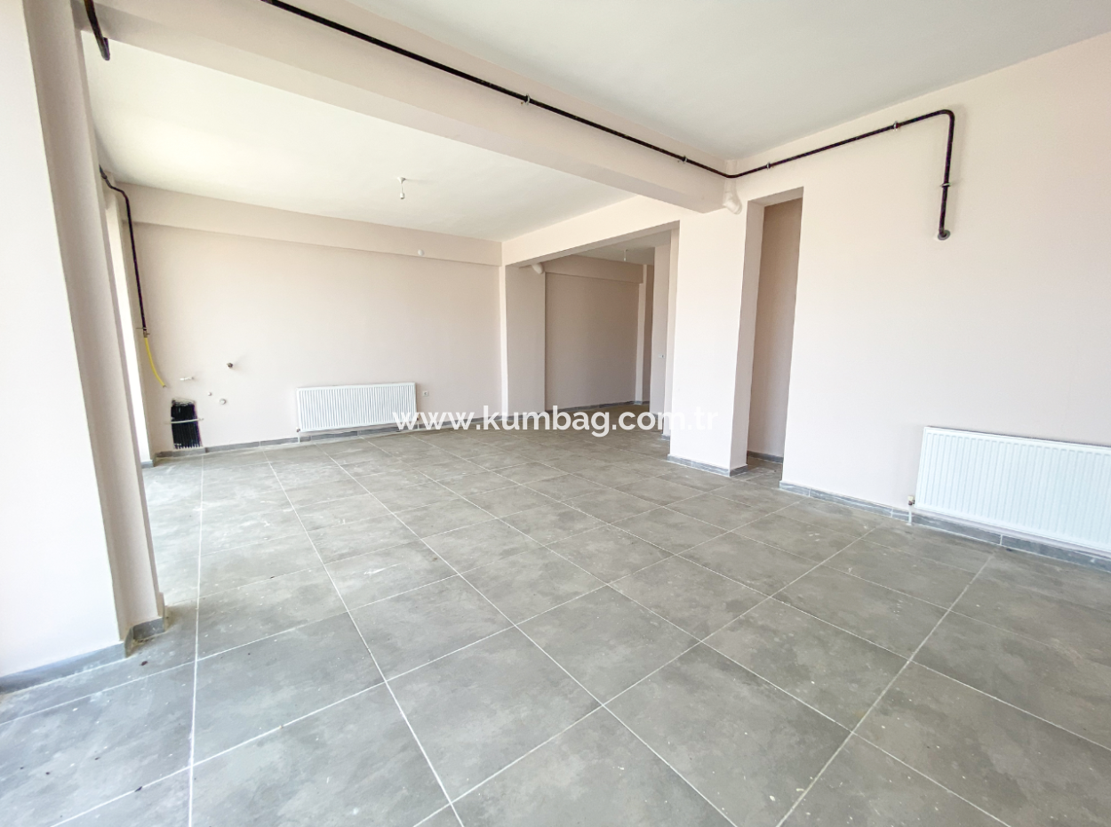 Kumbağ İşlek Ana Cadde Üzerinde 135 M2 Geniş Kiralık Dükkan