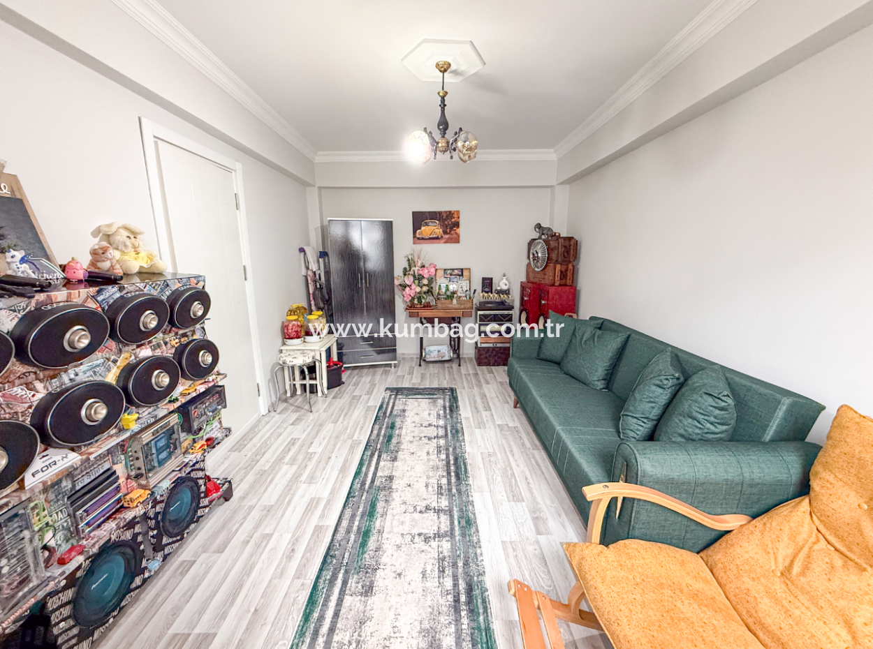 Kumbağ Pazar Sokağına Yakın İskanlı Satılık Geniş 2+1 Daire