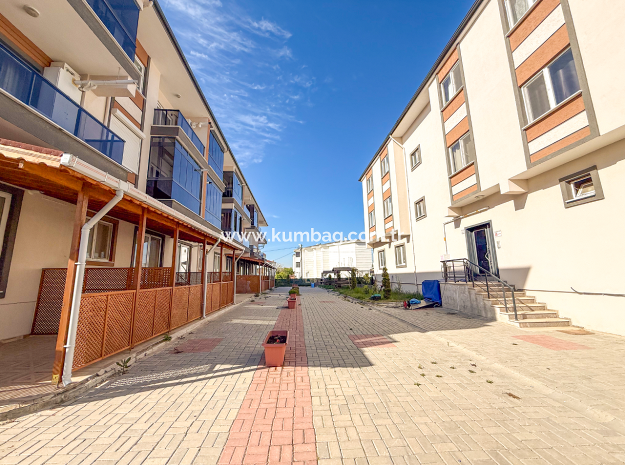 Kumbağ'da Ana Caddeye Sıfır Site İçinde Kiralık 1+1 Daire