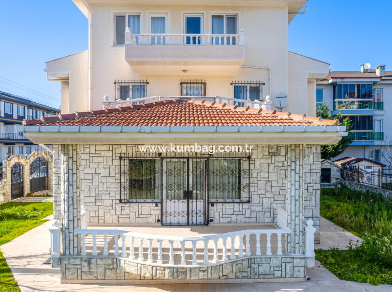 Kumbağ'da 740 M2 Arsa İçerisinde Satılık Tripleks 7+1 Villa