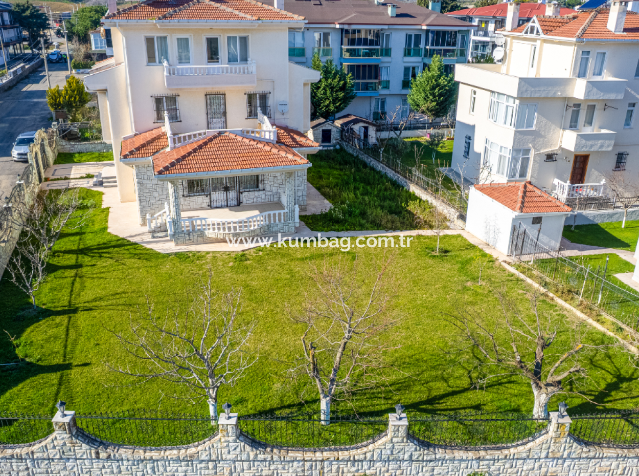 Kumbağ'da 740 M2 Arsa İçerisinde Satılık Tripleks 7+1 Villa