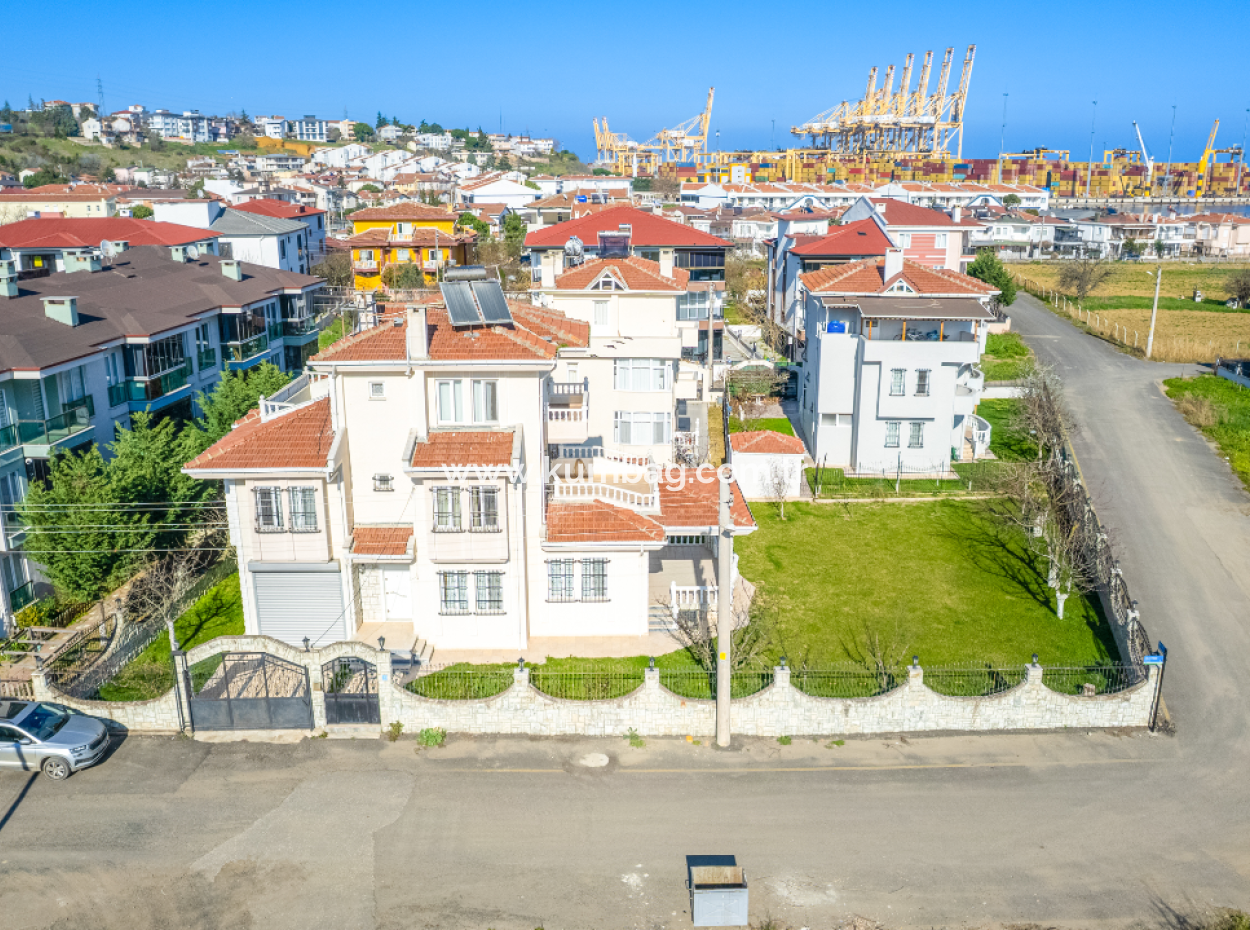 Kumbağ'da 740 M2 Arsa İçerisinde Satılık Tripleks 7+1 Villa