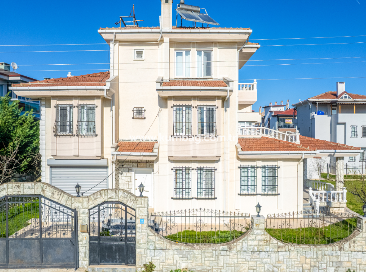 Kumbağ'da 740 M2 Arsa İçerisinde Satılık Tripleks 7+1 Villa