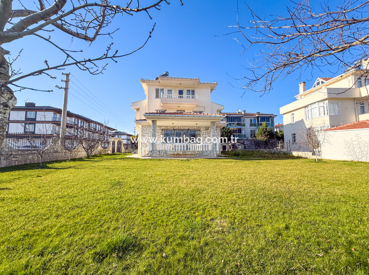 Kumbağ'da 740 M2 Arsa İçerisinde Satılık Tripleks 7+1 Villa