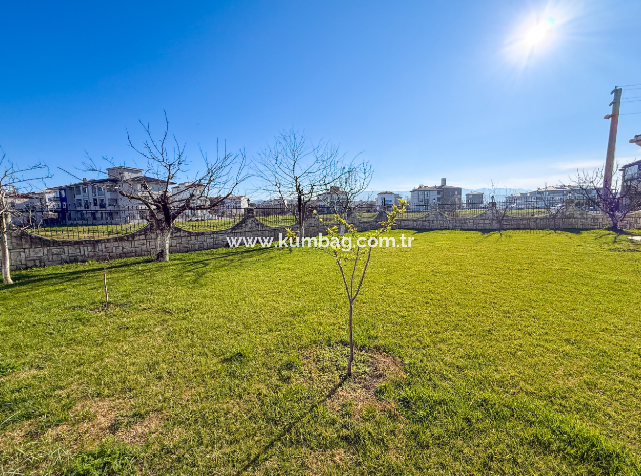 Kumbağ'da 740 M2 Arsa İçerisinde Satılık Tripleks 7+1 Villa