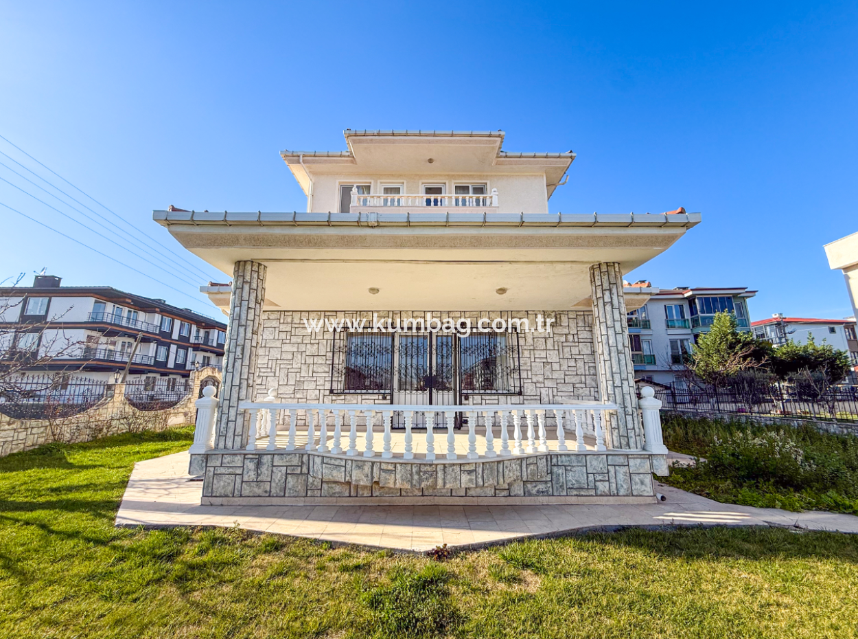 Kumbağ'da 740 M2 Arsa İçerisinde Satılık Tripleks 7+1 Villa
