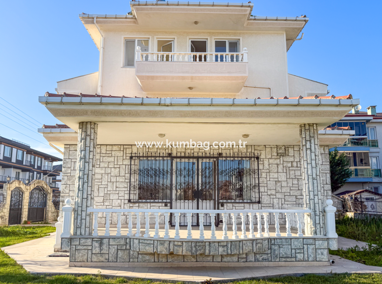 Kumbağ'da 740 M2 Arsa İçerisinde Satılık Tripleks 7+1 Villa